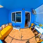 Blue House Beach Apartment - Sleeps 4 & Balcony