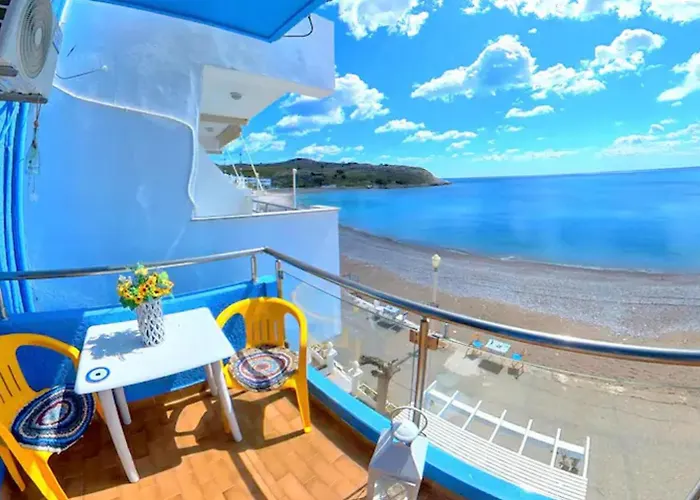 Blue House Beach Apartment - Sleeps 4 & Balcony