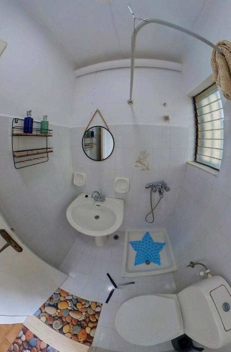 Blue House - Sleeps 4 & Balcony Haraki